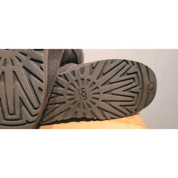 UGG Bailey Triplet Button Women Sheepskin Shearling Sherpa Boots Grey Women sz 9 - Picture 11 of 11